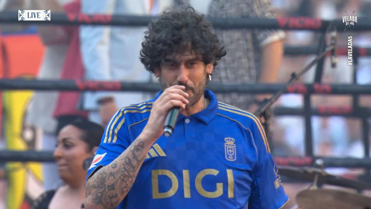 Melendi luce la camiseta del Real Oviedo ante más de cuatro millones de espectadores: «Desde el norte hasta el sur, puxa Asturies» - La Voz de Asturias