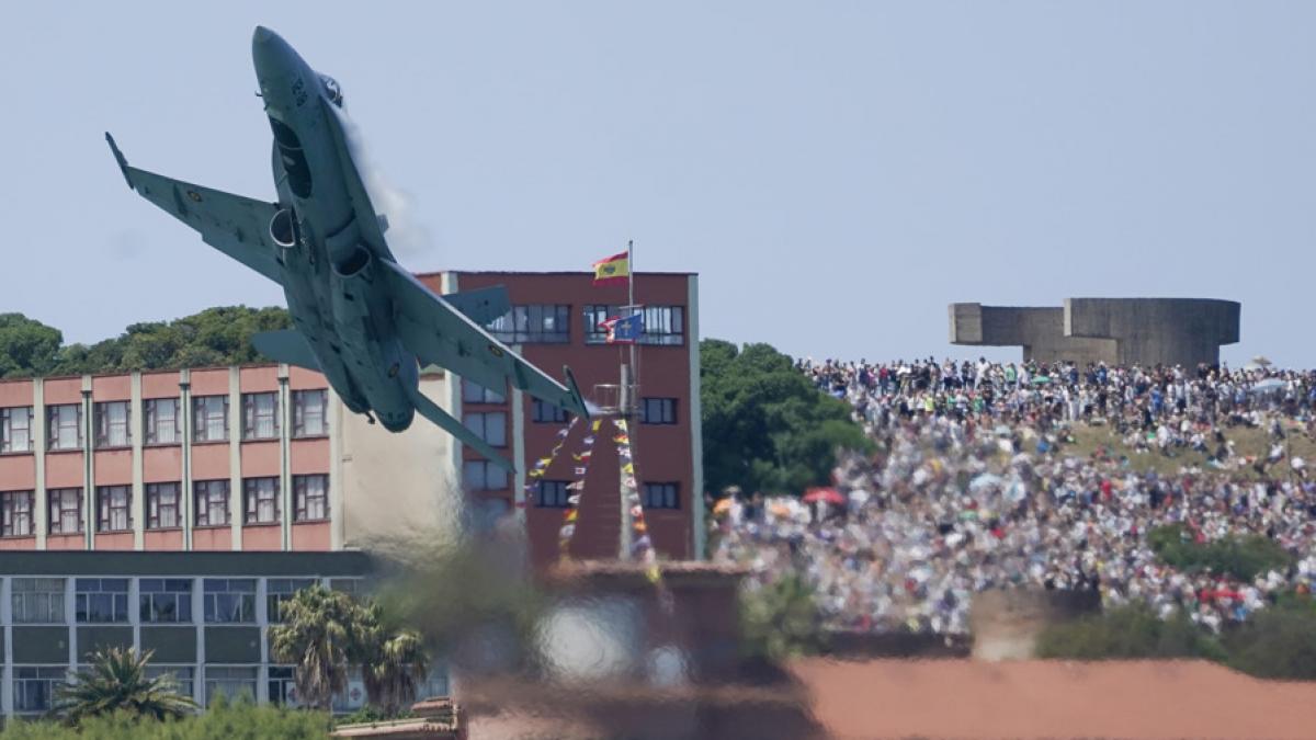 El Ejército del Aire sale al paso para aclarar lo ocurrido con su F-18 en la playa de Gijón tras la polémica