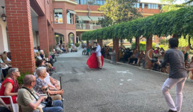 Alumnos de la Escuela Taurina comparten una jornada entrañable con los mayores de la Residencia Santa Teresa Jornet