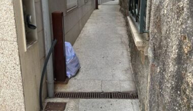 Deja la basura en la calle en Sanxenxo y se va a tomar algo a una terraza: ahora se expone a 600 euros de multa - La Voz de Galicia