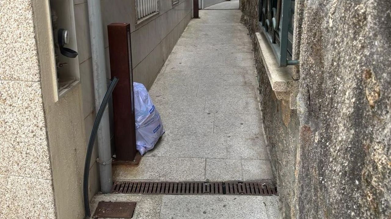 Deja la basura en la calle en Sanxenxo y se va a tomar algo a una terraza: ahora se expone a 600 euros de multa - La Voz de Galicia