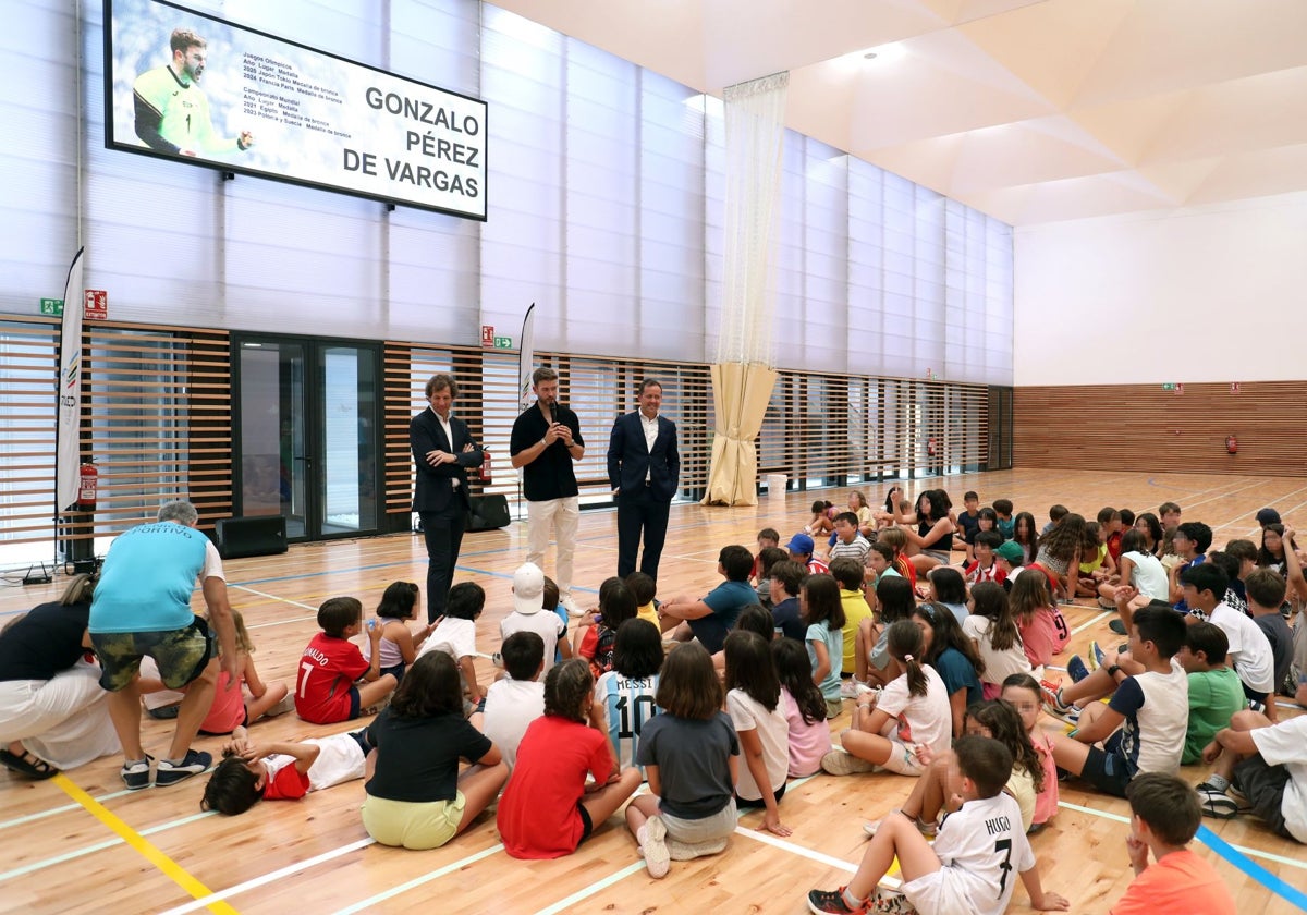 Gonzalo Pérez de Vargas, el alcalde de Toledo, Carlos Velázaquez, y el concejal de Deportes, Rubén Lozano, con los niños en el pabellón de la Escuela Central de Educación Física