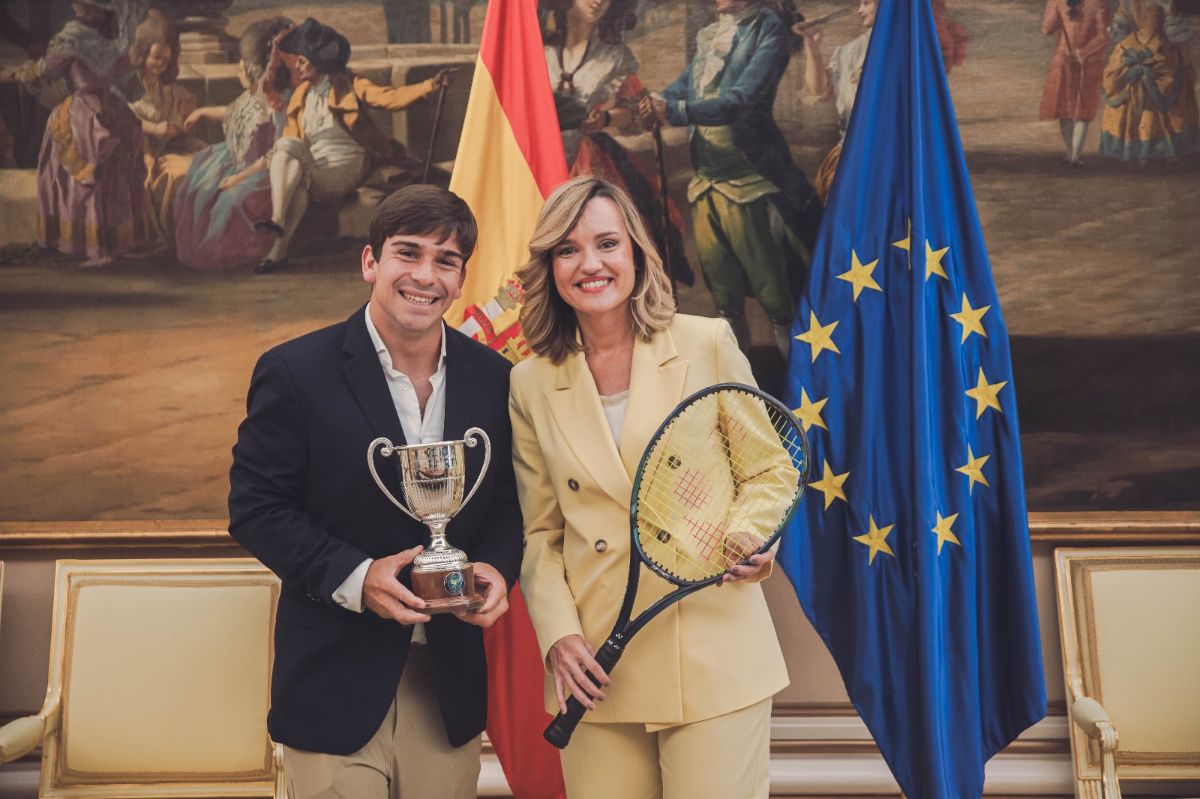 Pilar Alegría recibe al tenista Martín de la Puente, campeón de Wimbledon en dobles en 2025