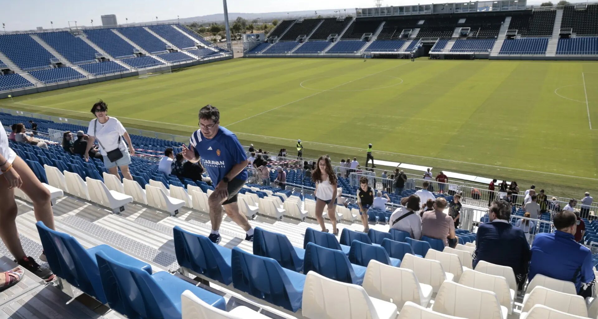Primer día de puertas abiertas en el Ibercaja Estadio: "La palabra que lo define es práctico" - heraldo.es