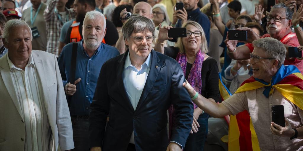 Puigdemont ataca a Aliança y Vox en plena fuga de votantes de Junts por la inmigración ilegal