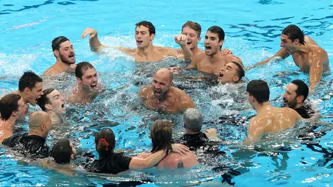 La selección española de waterpolo celebrando el título