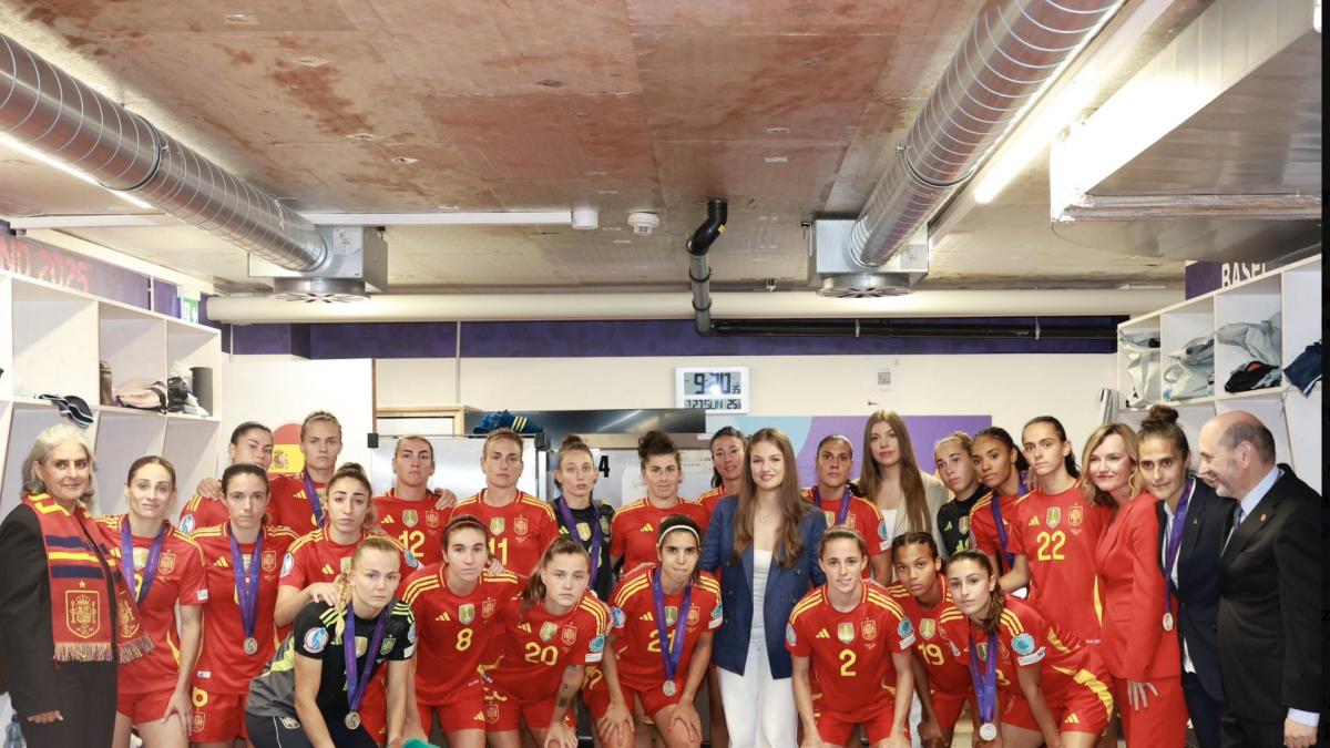 La Casa Real publica esta foto de Leonor con la selección española femenina y hay bastantes quejas