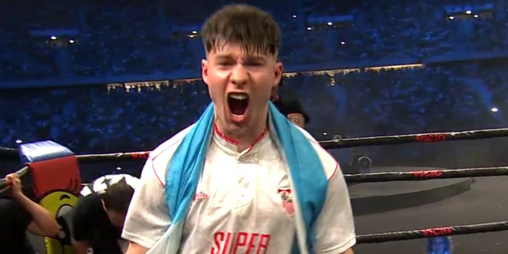 Mazza imita a Westcol y sale al combate con una camiseta del Sevilla en 'La Velada del Año 5'