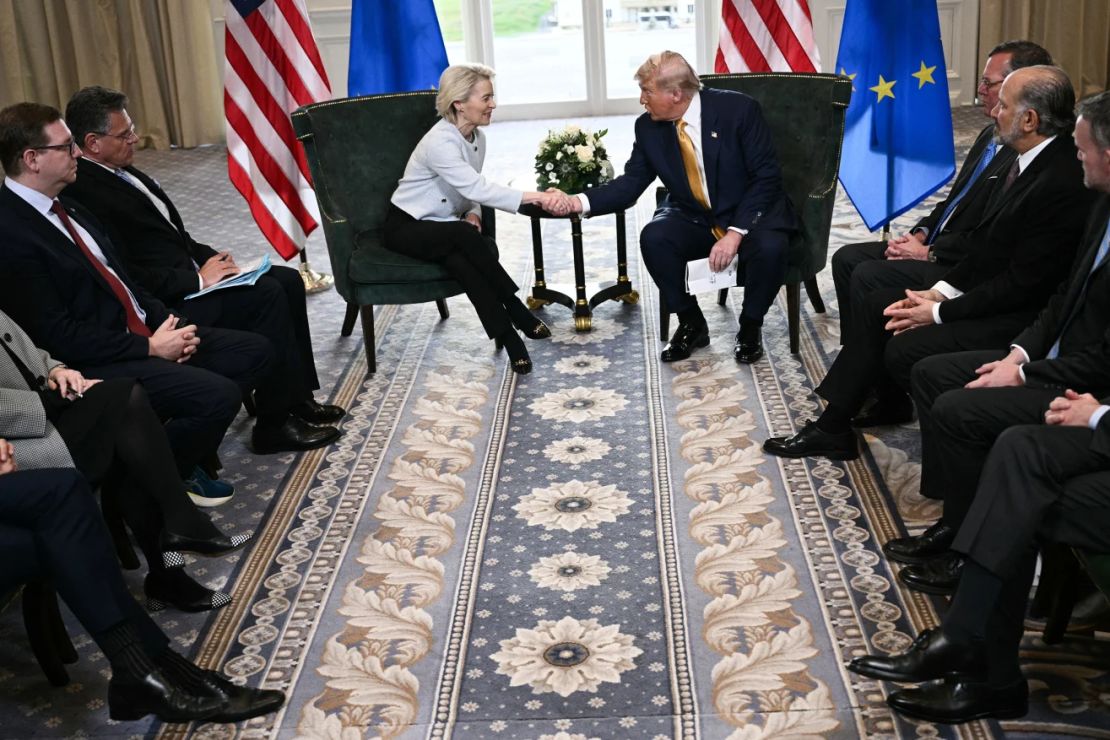 El presidente de Estados Unidos, Donald Trump, estrecha la mano de la presidenta de la Comisión Europea, Ursula von der Leyen, en Turnberry, Escocia, el domingo.