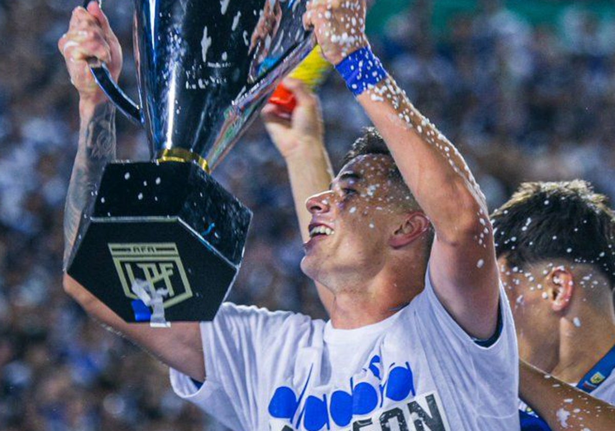 Valentín Gómez levanta el título de la Liga Argentina de 2024