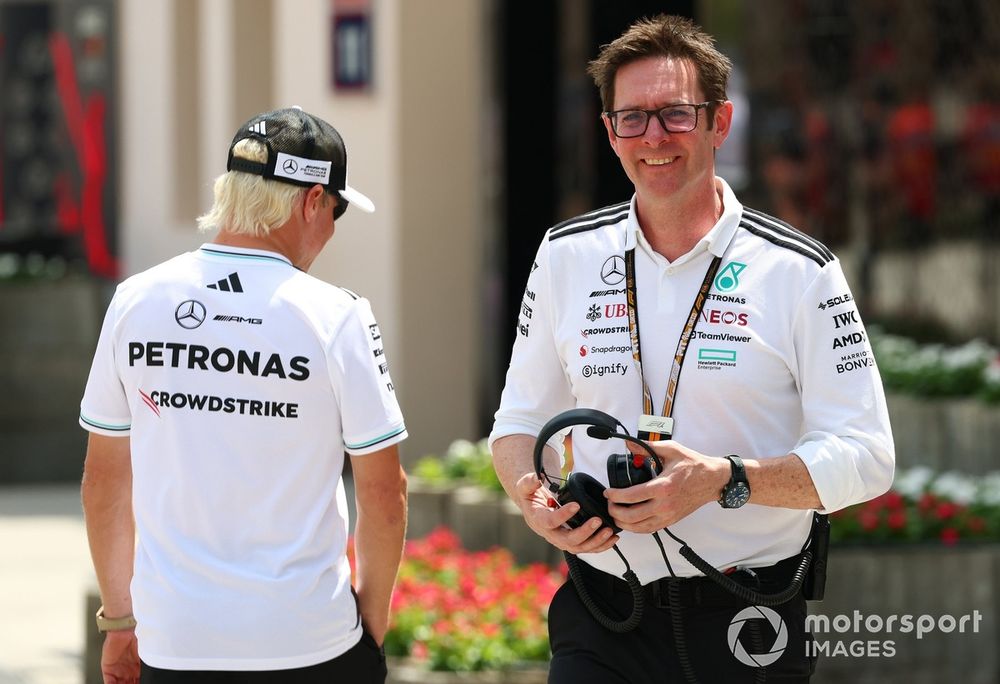 Valtteri Bottas, Mercedes, conversa con Andrew Shovlin, director de ingeniería en pista de Mercedes.
