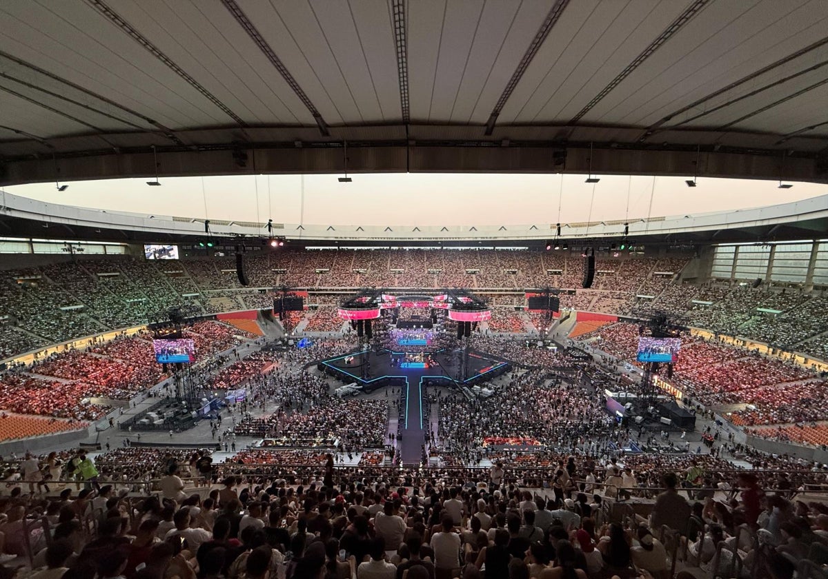 Imagen del Estadio de la Cartuja lleno con 80.000 espectadores en La Velada del Año V