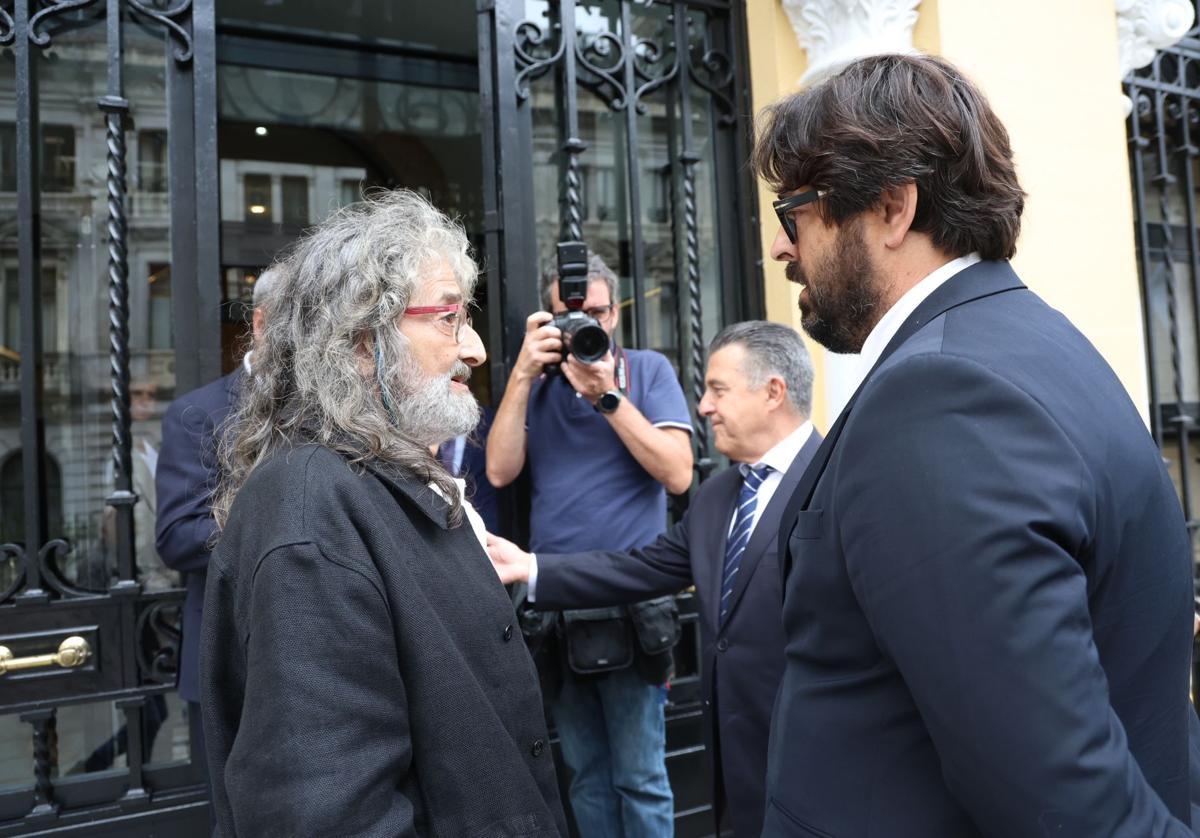 Tenso encuentro en la capilla ardiente de Trevín con el alcalde de Llanes