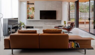 Unos arquitectos diseñan esta gran casa para tres generaciones de su propia familia y eligen su patio con piscina como centro de la convivencia