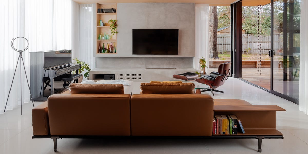 Unos arquitectos diseñan esta gran casa para tres generaciones de su propia familia y eligen su patio con piscina como centro de la convivencia