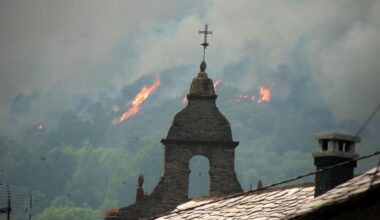 León arde sin control: 21 incendios forestales activos y 1.400 desalojados en «un día intenso y complicado»