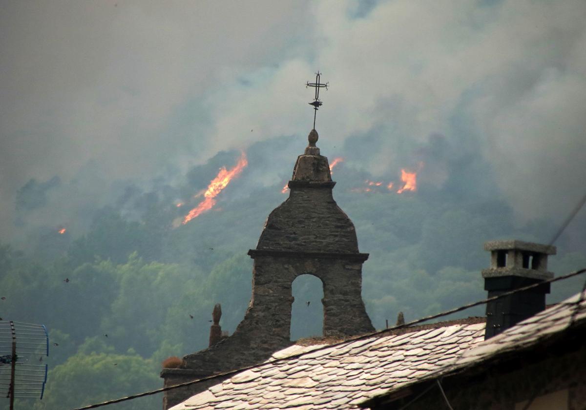 León arde sin control: 21 incendios forestales activos y 1.400 desalojados en «un día intenso y complicado»