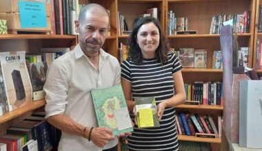 Reseñas escritas a mano para descubrir nuevas lecturas en una librería de O Carballiño