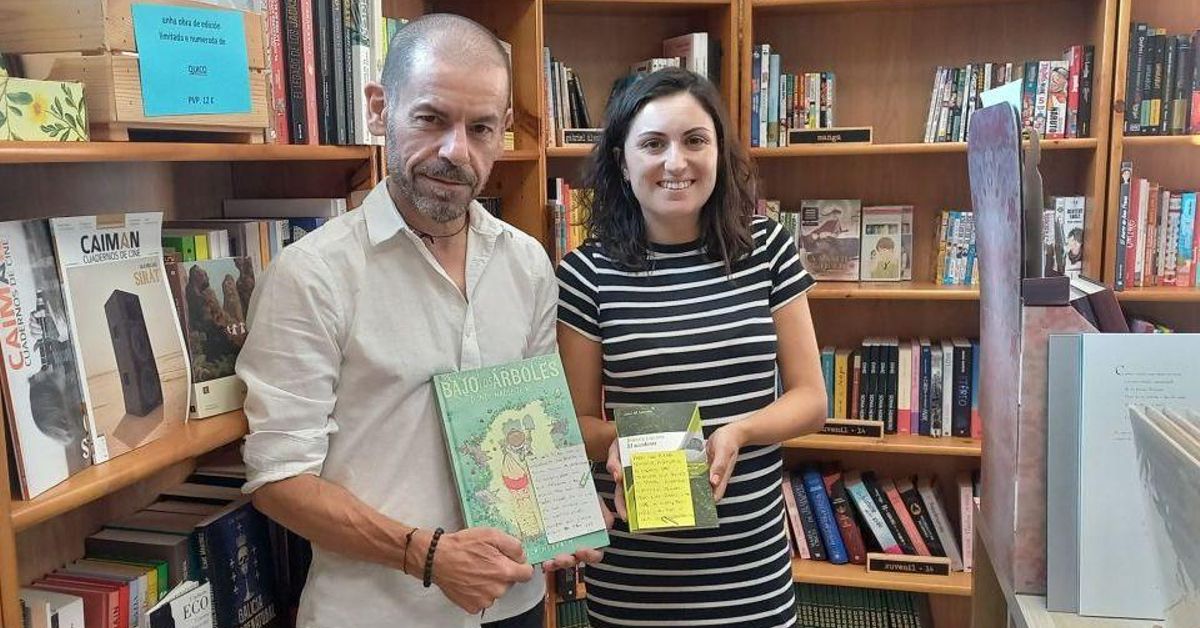 Reseñas escritas a mano para descubrir nuevas lecturas en una librería de O Carballiño