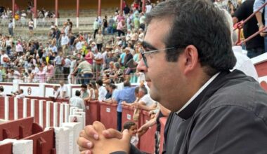 El sacerdote Juan José Carbajo, en la plaza de toros de Zamora, durante la Feria Taurina de  San Pedro.