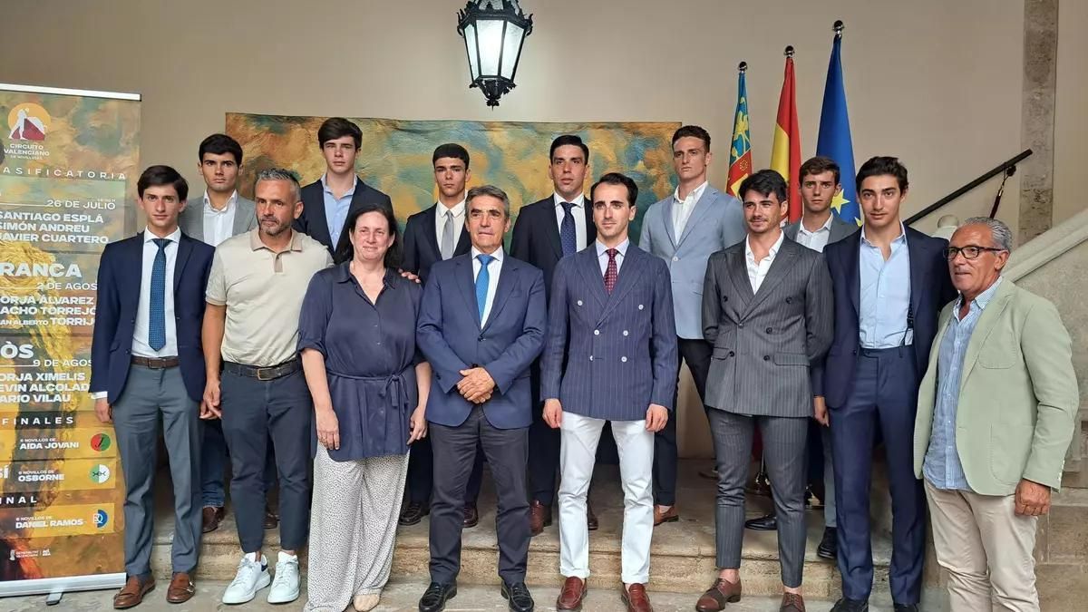 Los novilleeros del Circuito 2025 con la sercretaria autonómica de Cultura, Pilar Tébar.