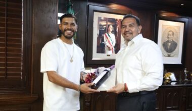 Recibe Cruz Pérez Cuéllar al peleador de UFC Yair ´El Pantera´ Rodríguez