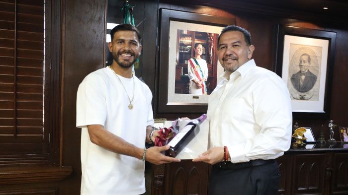 Recibe Cruz Pérez Cuéllar al peleador de UFC Yair ´El Pantera´ Rodríguez