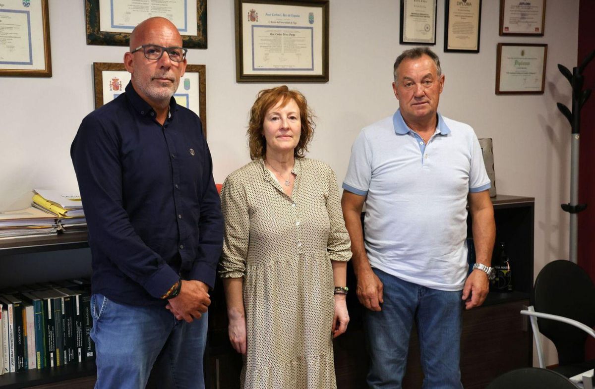 Dolores y Secundino, 
junto a su abogado Carlos 
Pérez (izq.) |  José Lores