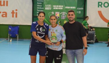 Almudena Rodríguez y Lulú Guerra recogen el trofeo de campeonas de manos de Christian Santana, concejal de Juventud y Deportes del Ayuntamiento de Telde.