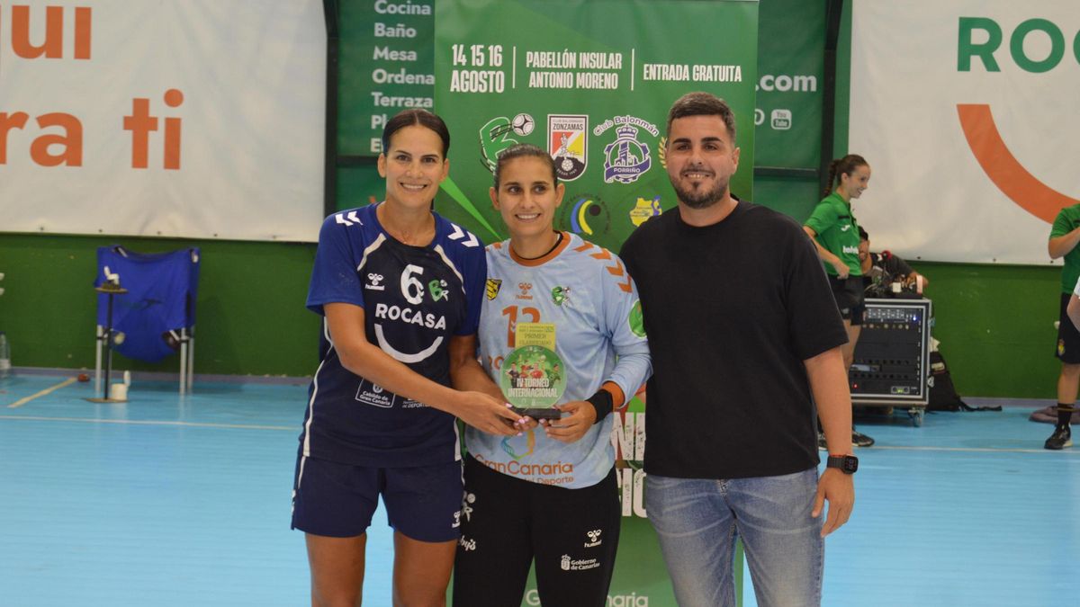Almudena Rodríguez y Lulú Guerra recogen el trofeo de campeonas de manos de Christian Santana, concejal de Juventud y Deportes del Ayuntamiento de Telde.