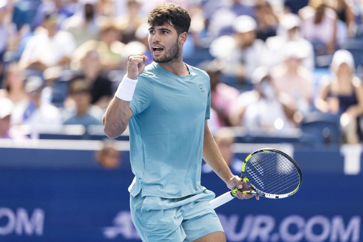 Alcaraz celebra un punto durante su victoria contra Zverev en las semifinales de Cincinnati.