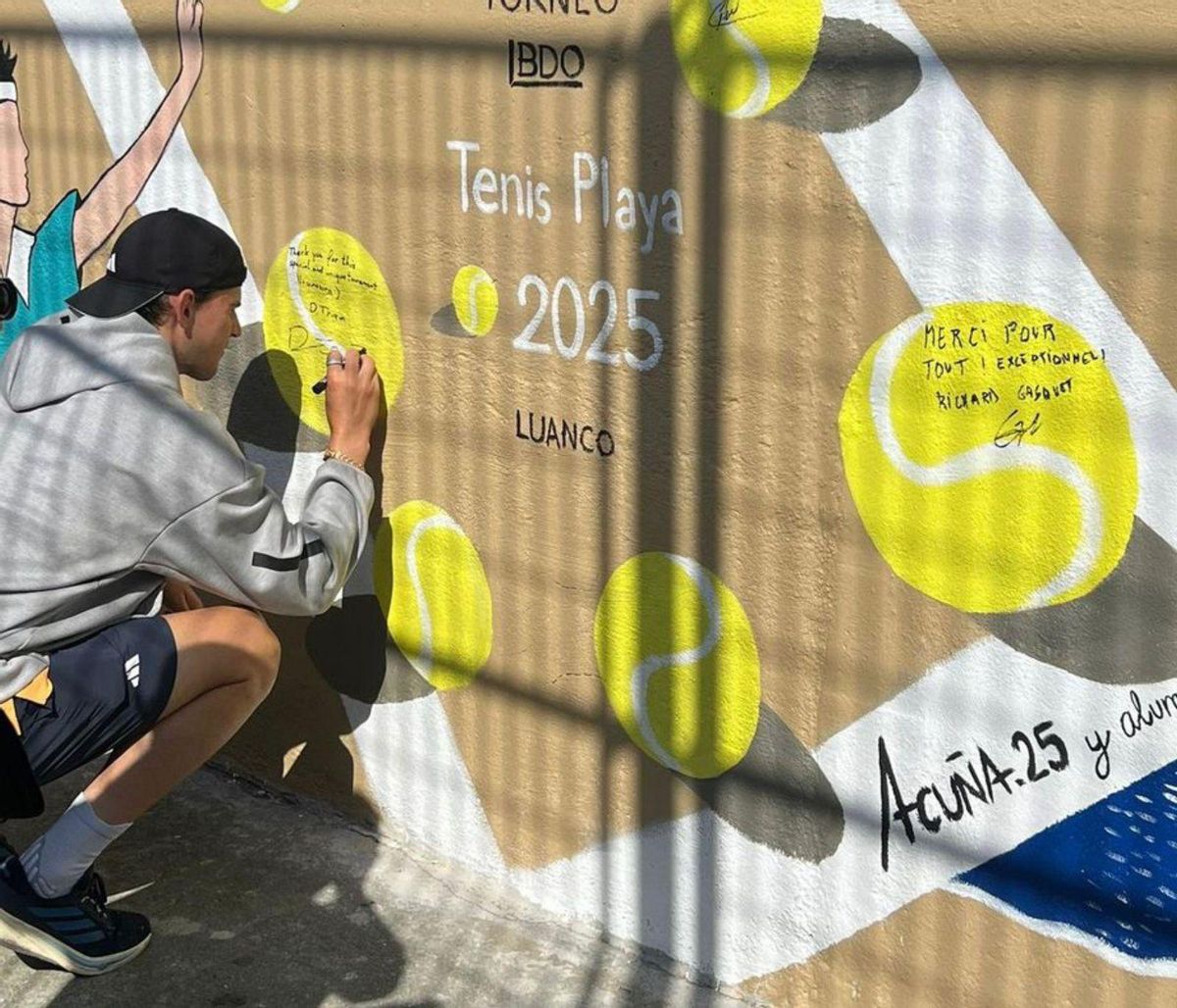 El semifinalista  Dominic Thiem firma una de las pelotas.