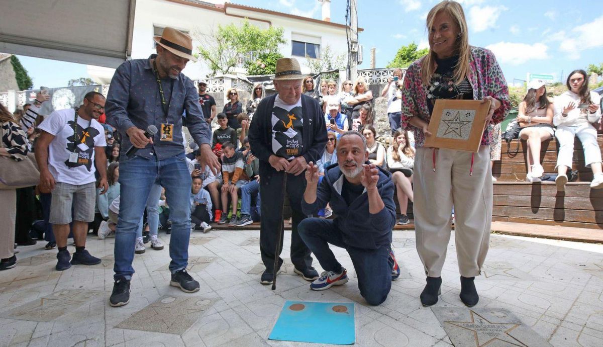 Alfonso Pato, Juan Maceira, Javier Gutiérrez y Carmela Silva, durante la colocación de la estrella, ayer. |   // A.G.