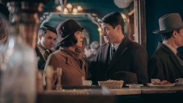 Elena  y Julio comienzan con una relación distante y tensa que irá evolucionando a través de los episodios