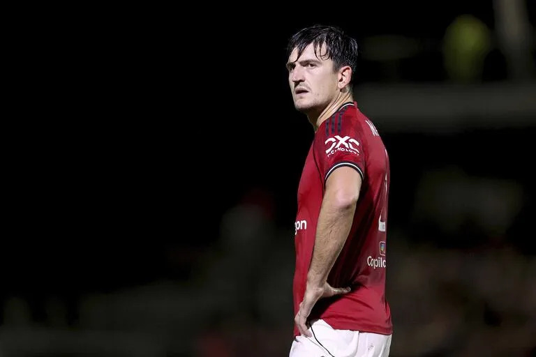 Harry Maguire le dio el empate en el cierre a Manchester United, pero en los penales sufrió porque Grimsby Town tuvo mejor puntería y eliminó de la Carabao Cup a su equipo.