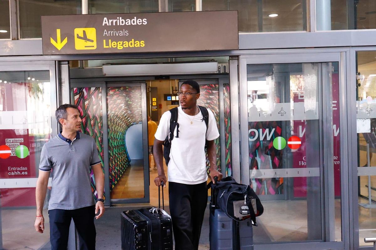 Omari Moore, recibido por el delegado del primer equipo del Valencia Basket, Alfonso Castilla