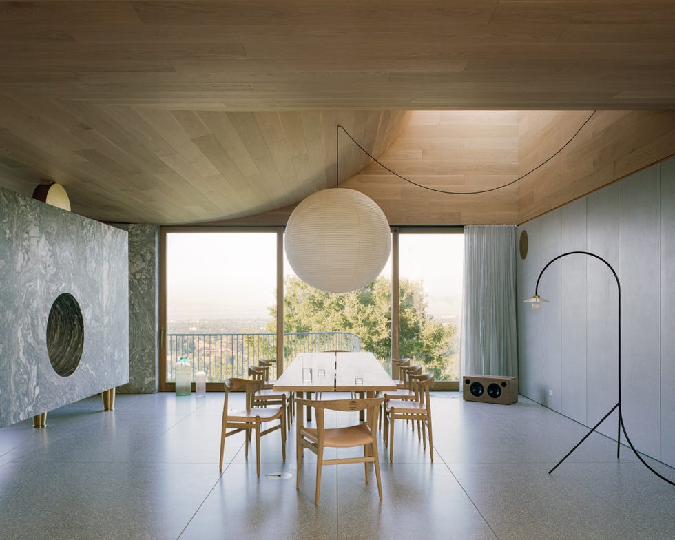 casa estilo espanol ahora planta en superficie, otra inferior enterrada en la montana, bano subterraneo y funciona como un instrumento