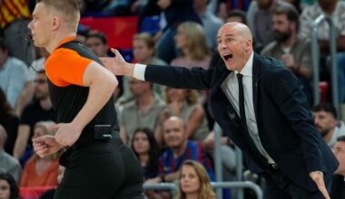 Joan Peñarroya protesta una jugada en el Barça de basket-Mónaco