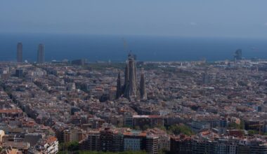 Vista panorámica de Barcelona, con La Basílica de la Sagrada Família al fondo