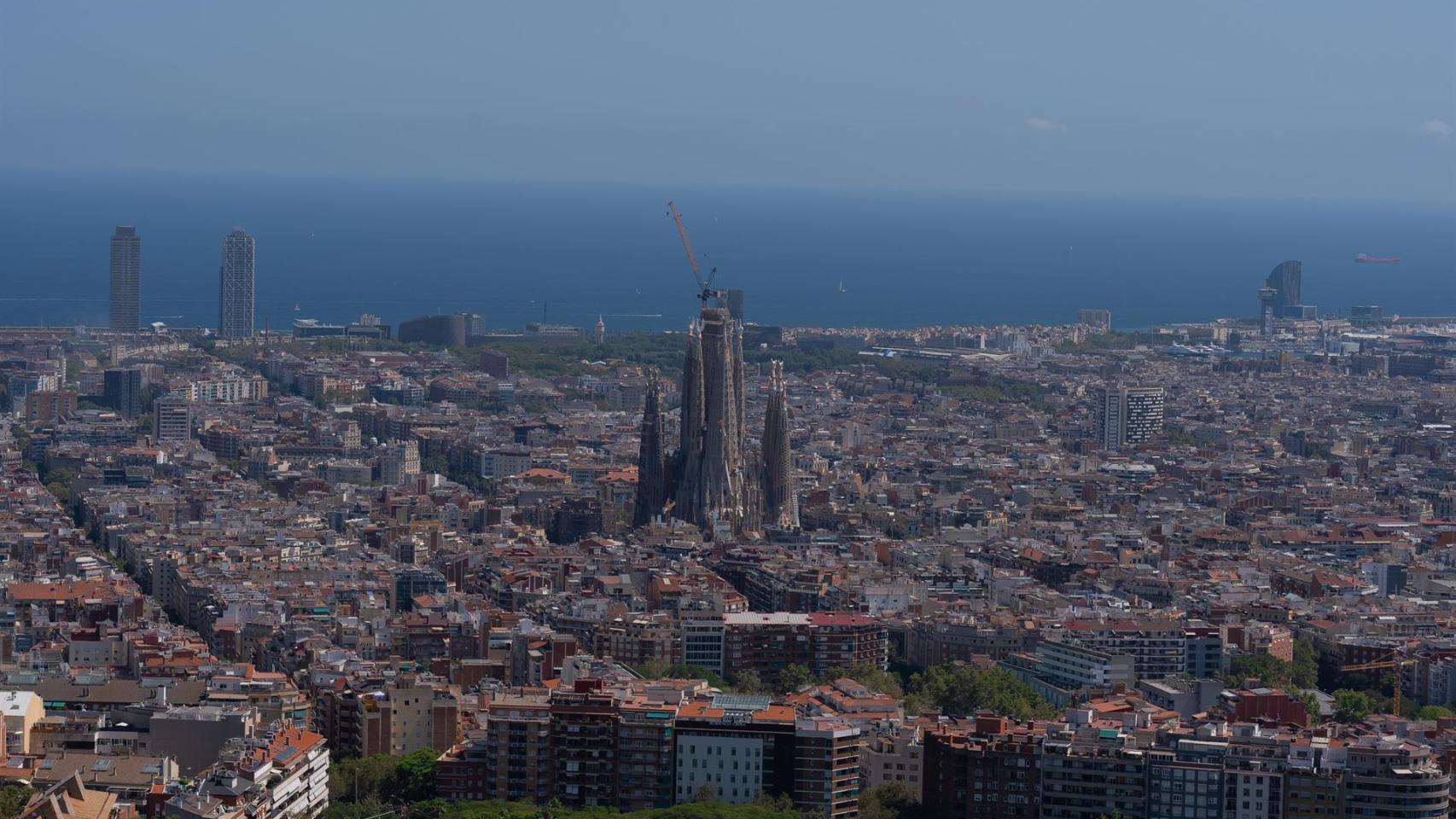 Vista panorámica de Barcelona, con La Basílica de la Sagrada Família al fondo