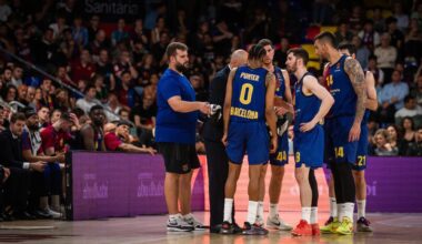 Joan Peñarroya da indicaciones a los jugadores del Barça de basket en el partido contra el Mónaco