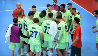 Los jugadores del Barça de balonmano atienden las instrucciones de Carlos Ortega en las semifinales de la Supercopa Ibérica