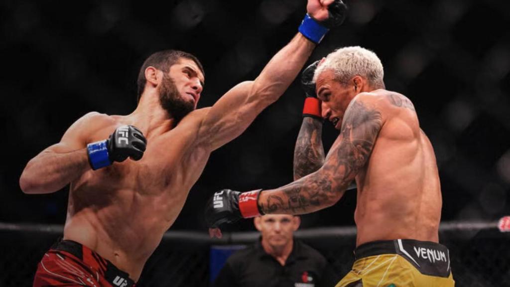 Islam Makhachev y Charles Oliveira, durante una de sus peleas en la UFC