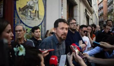 Pablo Iglesias a las puertas de la primera Taberna Garibaldi, que ahora ha traslado a un local más amplio.