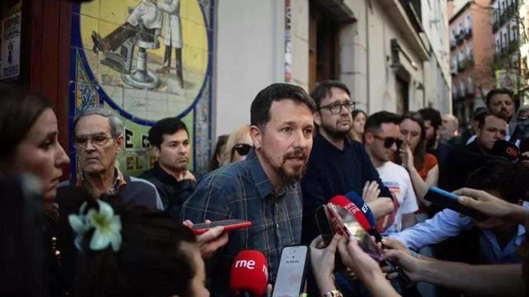 Pablo Iglesias a las puertas de la primera Taberna Garibaldi, que ahora ha traslado a un local más amplio.