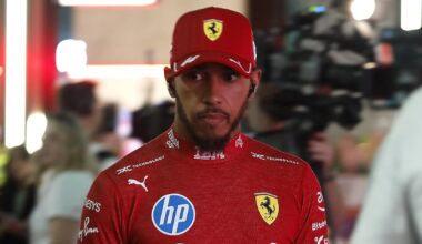 Lewis Hamilton con rostro serio durante el GP de Arabia Saudí.