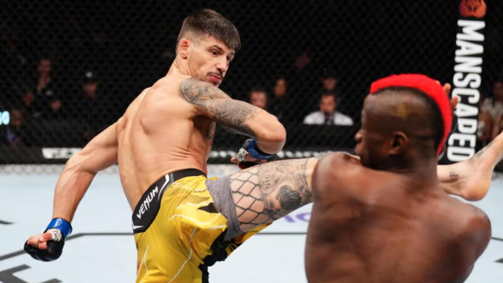 Joel Álvarez, durante una de sus peleas en la UFC