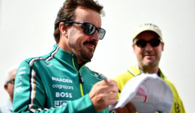 Fernando Alonso, firmando una gorra durante el GP de Canadá de F1