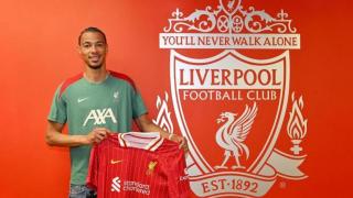 Hugo Ekitike posa con la camiseta del Liverpool.