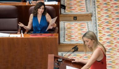 La presidenta de la Comunidad de Madrid, Isabel Díaz Ayuso y la portavoz del PSOE en la Asamblea, Mar Espinar, en el pleno del 19 de junio.